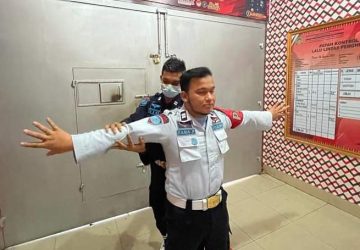 Antisipasi Masuk Barang Terlarang, Petugas Pintu Utama Lakukan Pemeriksaan Pada Pegawai dan Pengujung Lapas