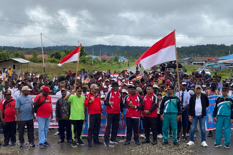 Penjabat Bupati Nduga Namia Gwijangge ketika membuka karnaval dalam rangka memeriahkan HUR RI ke 77 bertempat halaman Kantor Bupati Kabupaten Nduga, Provinsi Papua, Jumat (12/8/2022). (FOTO ANTARA/ HO - Humas Pemkab Nduga)