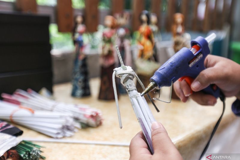 Perajin menyelesaikan kerajinan boneka dari kertas di Daisy De Flora, Depok, Jawa Barat, Kamis (4/8/2022). Kerajinan yang memanfaatkan kertas buku, koran, dan majalah bekas menjadi boneka tersebut dijual dengan harga Rp 125 ribu per boneka serta dipasarkan melalui daring. ANTARA FOTO/Asprilla Dwi Adha/pras.