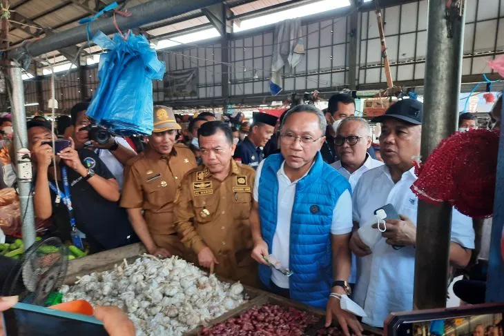 Menteri Perdagangan (Mendag) Zulkifli Hasan saat berkunjung ke Pasar Angso Duo Jambi, Selasa (2/8).(ANTARA/Nanang Mairiadi)