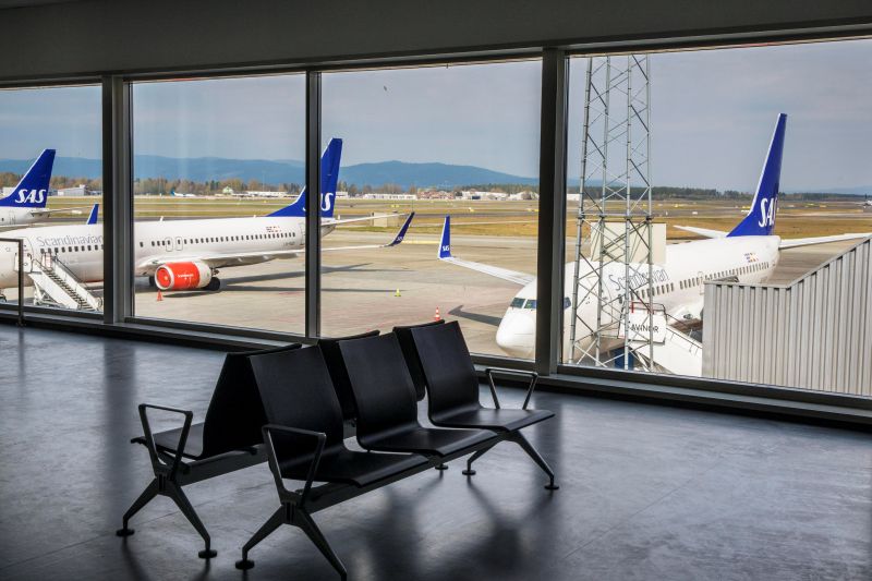 Arsip - Bangku kosong terlihat saat pilot SAS melakukan aksi mogok di Bandara Oslo, Gardermoen, Norwegia, Jumat (26/4/2019). (REUTERS/NTB SCANPIX)
