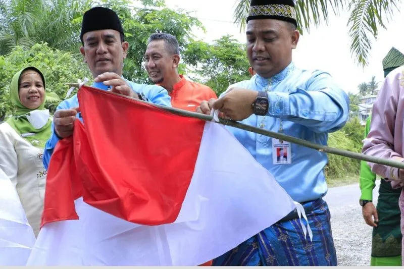 Sekretaris Daerah Kota (Sekdako) Pekanbaru Muhammad Jamil pasang bendera warga, Pekanbaru. (ANTARA/dok)
