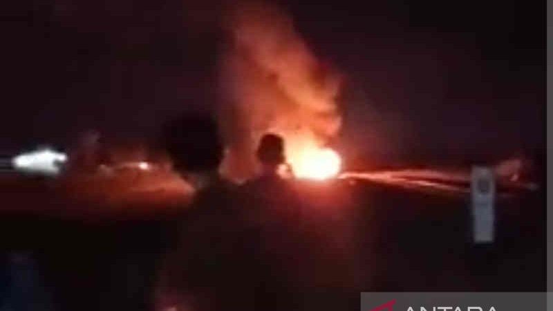 Petugas Identifikasi Korban Minibus Tertabrak KA di Cirebon