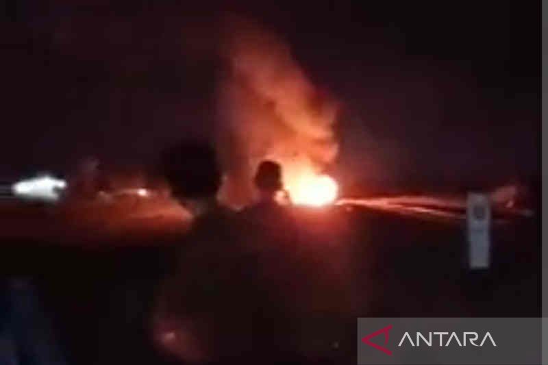 Tangkapan layar suasana kendaraan yang terbakar setelah menabrak KA Argo Cheribon di Cirebon, Sabtu (6/8/2022). ANTARA/Khaerul Izan