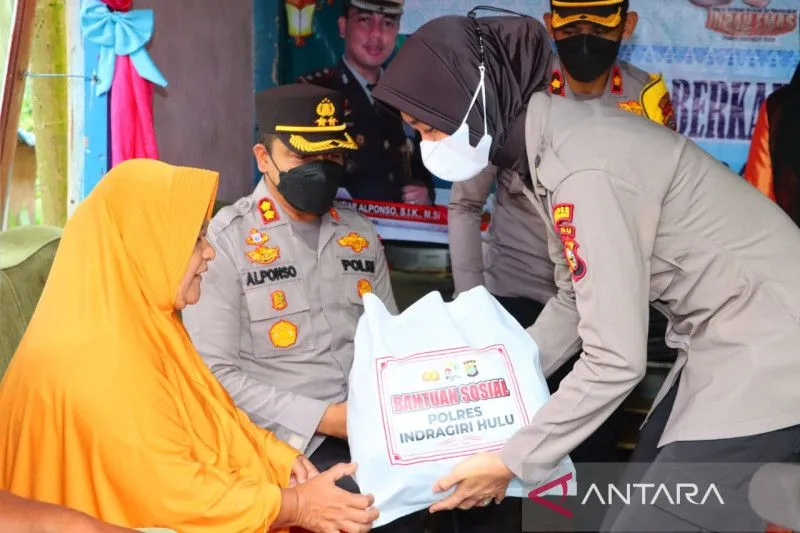 Polres Inhu Santuni Warga Kurang Mampu (ANTARA/Asri)