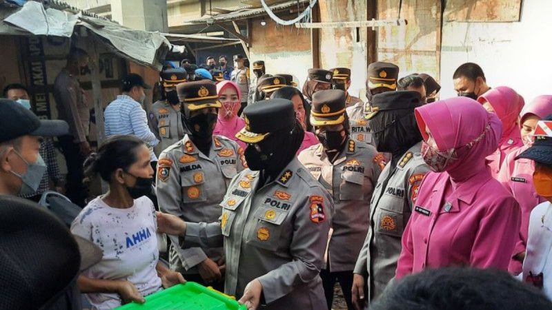 Polwan Bagikan 1.000 Paket Sembako ke Masyarakat Pinggiran Jakut