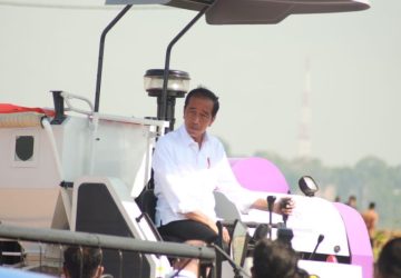 Presiden Jokowi Bagikan Ratusan Unit Alsintan di Gresik