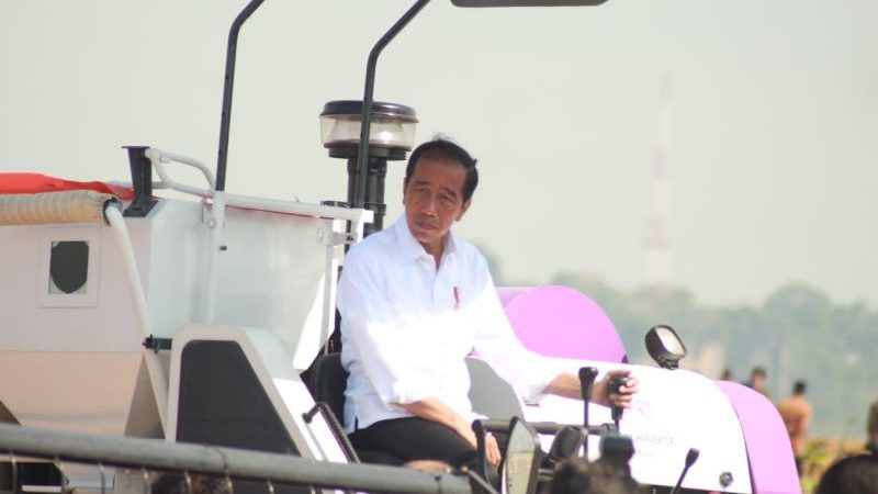 Presiden Jokowi Bagikan Ratusan Unit Alsintan di Gresik
