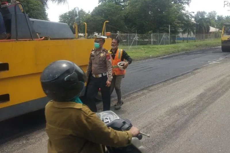 Polisi Lalu Lintas Polres Dumai olah TKP kecelakaan maut di Jalan Soekarno Hatta Dumai. (ANTARA/dok)