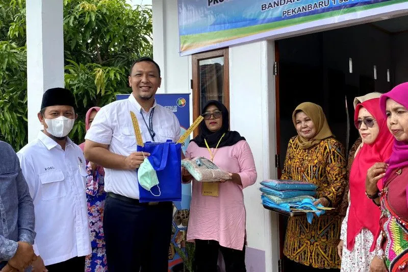 Sejumlah kaum ibu Pekanbaru dilatih menjahit program kepedulian sosial Bandara SSK II Pekanbaru, Senin (1/8/2022). (ANTARA/dok)