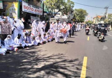 Ratusan Siswa Bawa Bendera Sambut Kedatangan Jokowi