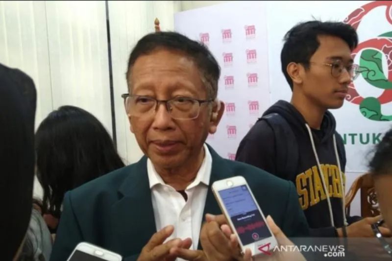 Arsip - Ketua Satgas COVID-19 Prof dr Zubairi Djoerban Sp.PD menyampaikan penjelasnnya terkait virus corona COVID-19 di kantor IDI Jakarta, Kamis (5/3/2020). (ANTARA/Aditya Ramadhan/am).