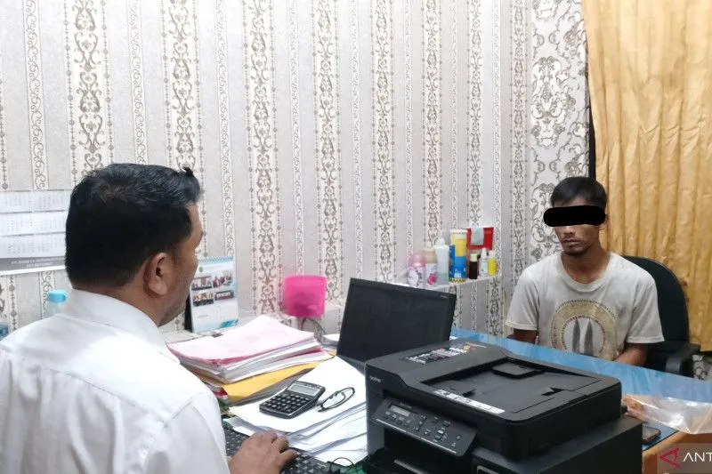 Pelaku pencuri motor inisial AS saat diperiksa di Polsek Tampan.