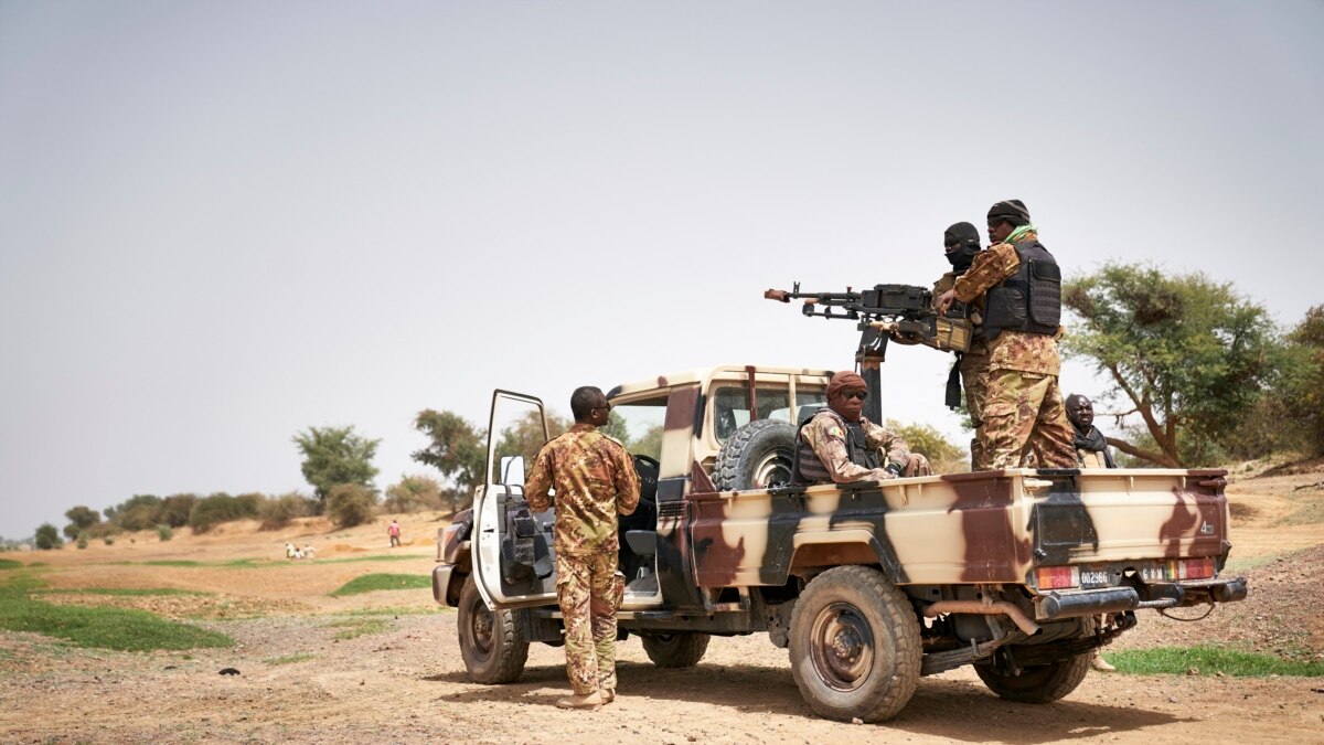 Arsip - Tentara Mali berfoto saat berpatroli dengan tentara dari pasukan Takuba baru di dekat perbatasan Niger di Lingkaran Dansongo, Mali, 23 Agustus 2021. (ANTARA/Reuters/Paul Lorgerie/as)