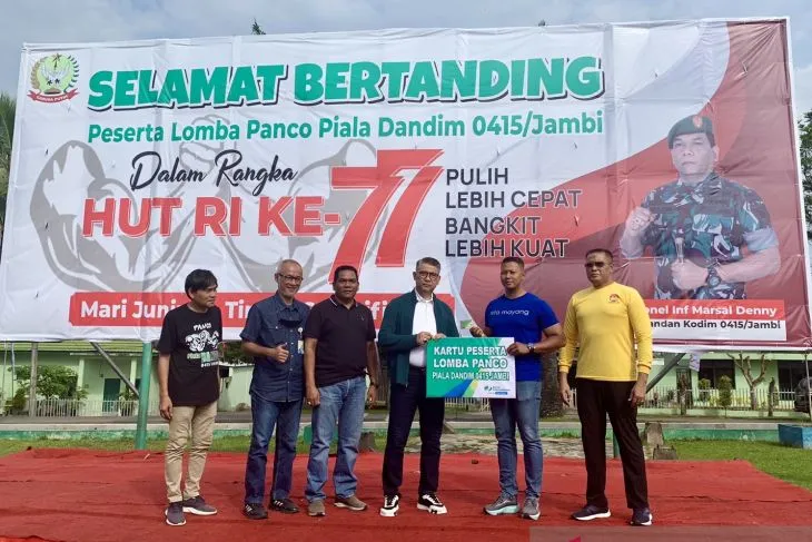 Wali Kota jambi H Syarif Fasha dan Dandim 0415/Batanghari Kolonel Inf. Marsal Denny berfoto bersama dengan peserta lomba panco Piala Dandim 0415/Jambi . (ANTARA/ Nazela Azzahra)