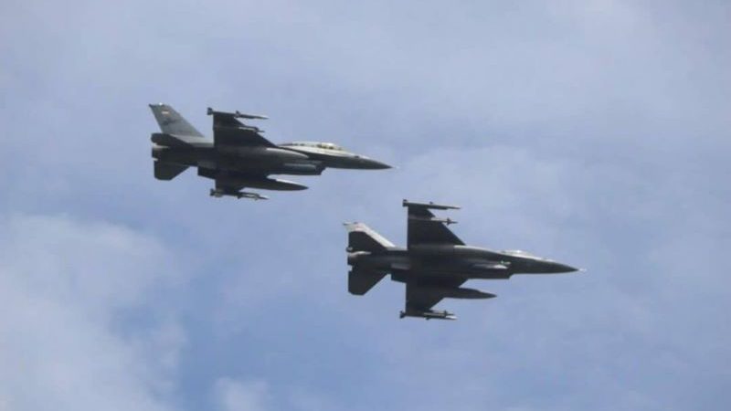 Tujuh F-16 Latihan Terbang Formasi di Langit Pekanbaru Sambut HUT RI