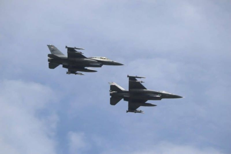 Ilustrasi F-16 TNI AU terbang formasi di langit Pekanbaru, Riau. (ANTARA/HO-RSJ)