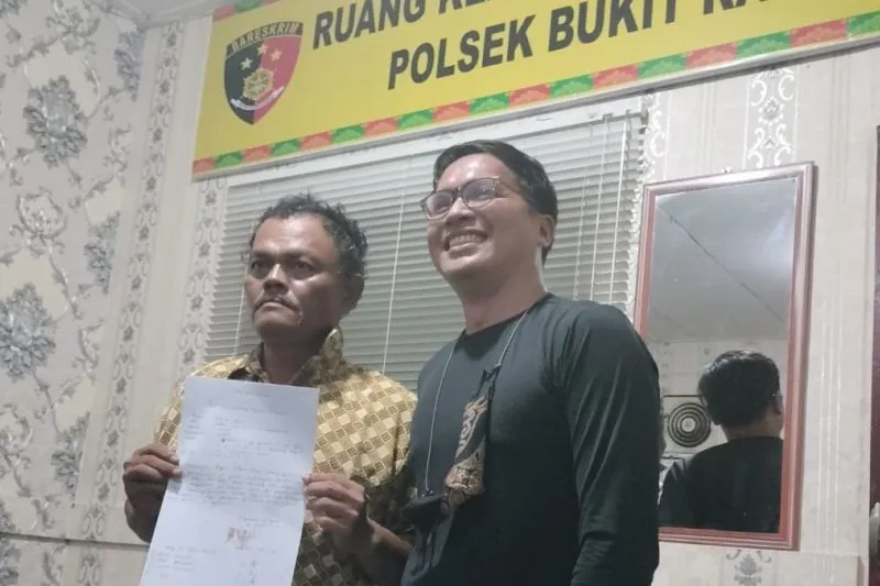 Oknum yang melakukan pungli dan korban saat berdamai di Polsek Bukit Raya (ANTARA/Ho-Polsek Bukit Raya)