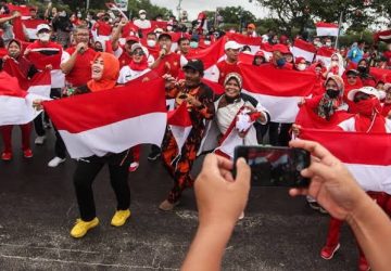 Puluhan ribu orang ikut kirab Merah Putih