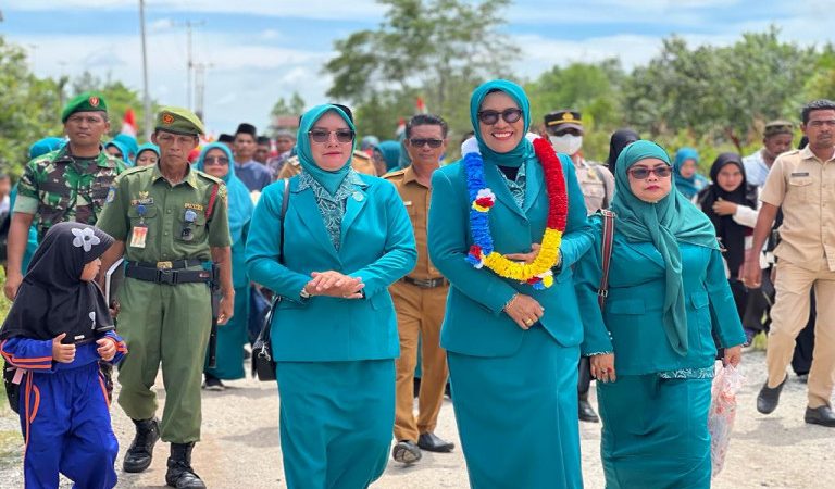 Pengukuhan TP- PKK Desa Tanjung Peranap : Hj.Rinarni Adil, Emban Tugas dengan Ke Iklasan