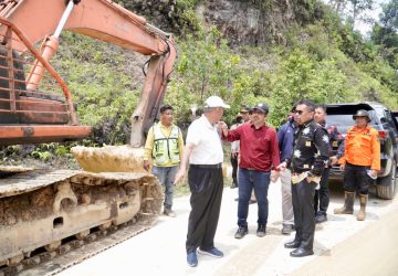 Pj Bupati Kampar Tinjau Lokasi Longsor Lintas Sumbar – Riau di Km 76 dan 86 Desa Merangin Kecamatan Kuok