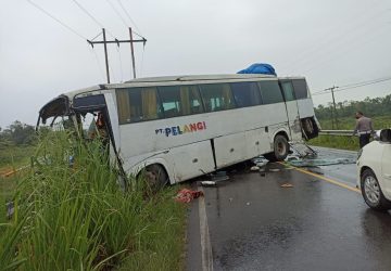 Lakalantas Mobil Bus VS Dump Truck, 1 Meninggal Dunia 6 Luka Ringan