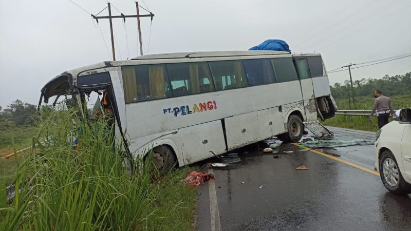 Lakalantas Mobil Bus VS Dump Truck, 1 Meninggal Dunia 6 Luka Ringan