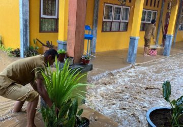 Banjir Menggenangi Gedung SMPN 1 Monano, Zainab Dihuma : Mudah-mudahan hari ini sudah tidak banjir lagi