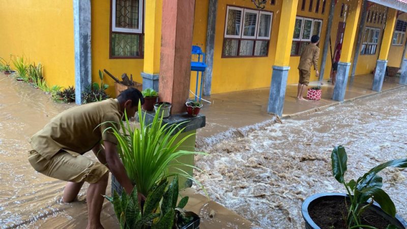Banjir Menggenangi Gedung SMPN 1 Monano, Zainab Dihuma : Mudah-mudahan hari ini sudah tidak banjir lagi