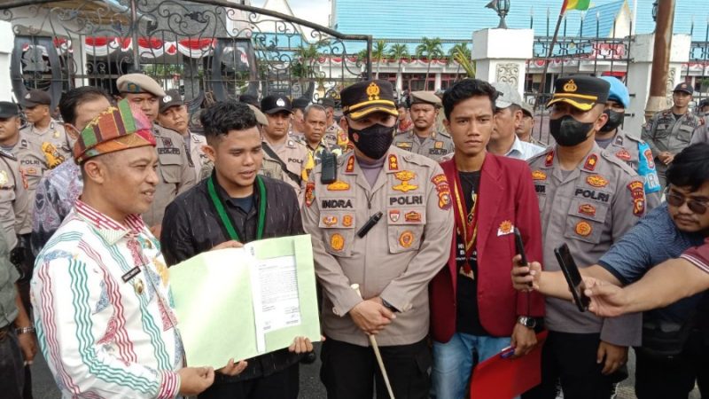 Mahasiswa Bengkalis Menggelar aksi Demo Didepan Kantor Bupati Bengkalis, Penolakan Kenaikan Harga BBM