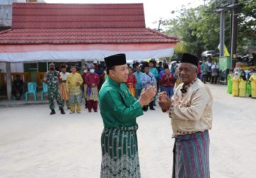 Perdana di Siak, Bujang Kampung Salurkan BLT BBM di Minas Barat