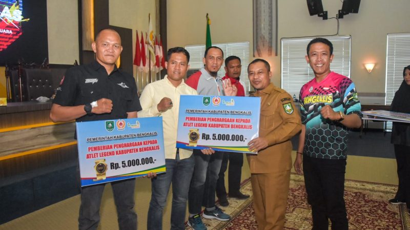 Peringati HAORNAS, Bupati Bengkalis Beri Penghargaan Empat Atlet Legend