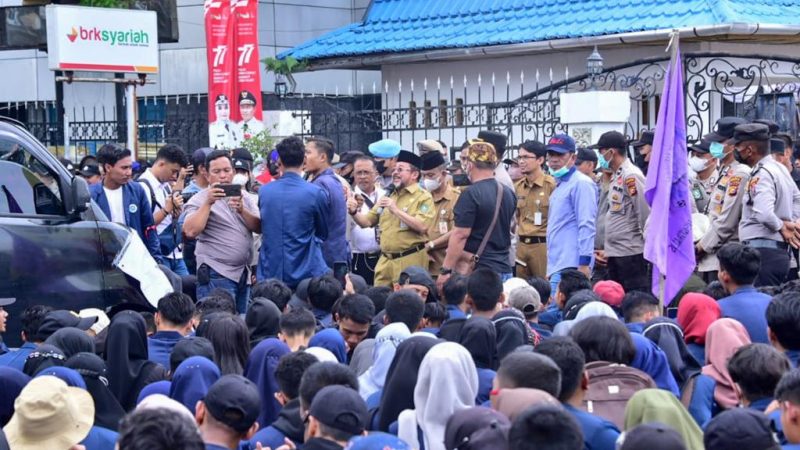 Sekda Bengkalis Bustami Menerima Aksi Unjuk Rasa Penolakan Harga BBM Bersubsidi