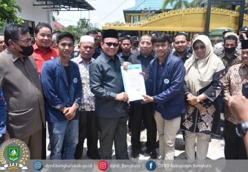 Ketua DPRD Bengkalis Sambut Baik Aliansi Mahasiswa Politeknik yang Sedang Melakukan Aksi Demo Penolakan Harga BBM