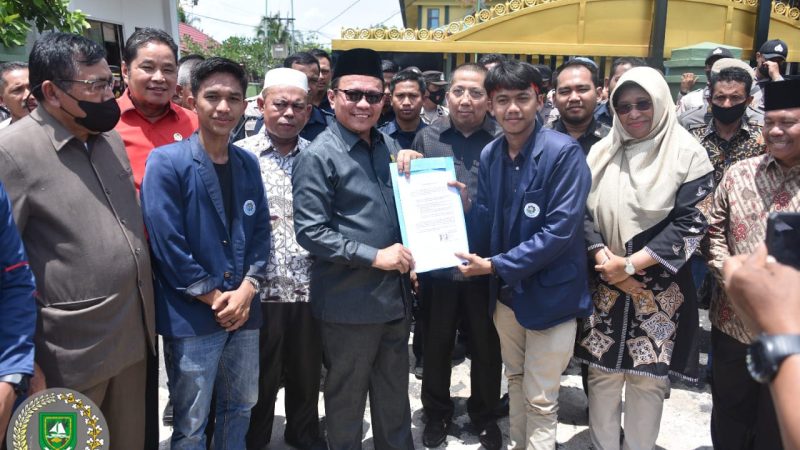 Ketua DPRD Bengkalis Sambut Baik Aliansi Mahasiswa Politeknik yang Sedang Melakukan Aksi Demo Penolakan Harga BBM