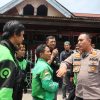Kapolresta Pekanbaru Salurkan Bantuan Sosial Kepada Pengendara Ojek Online
