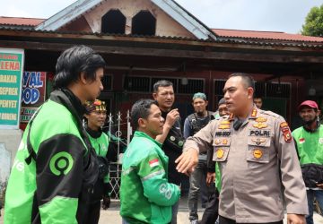 Kapolresta Pekanbaru Salurkan Bantuan Sosial Kepada Pengendara Ojek Online