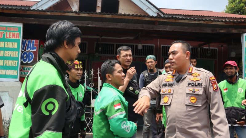 Kapolresta Pekanbaru Salurkan Bantuan Sosial Kepada Pengendara Ojek Online