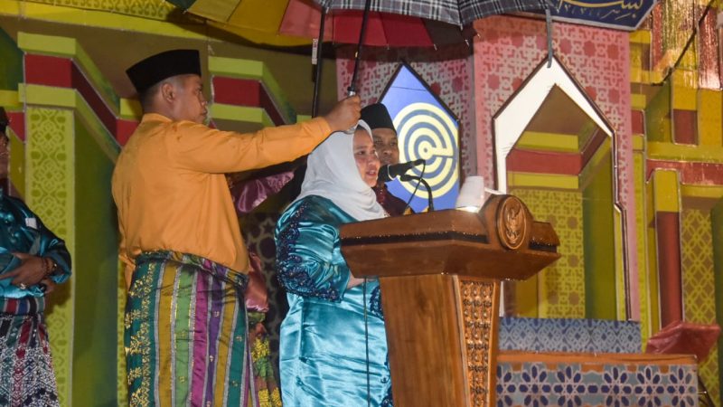 Sempat Diguyur Hujan, Bupati Kasmarni Buka MTQ Kecamatan Bathin Solapan