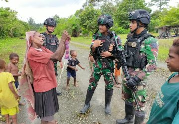 Keceriaan Mama Papua Bersama Satgas Pamtas Yonif Raider 142/KJ