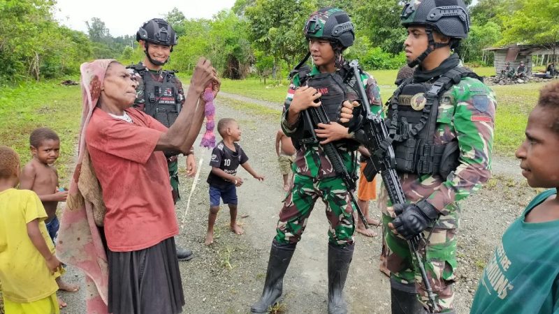 Keceriaan Mama Papua Bersama Satgas Pamtas Yonif Raider 142/KJ
