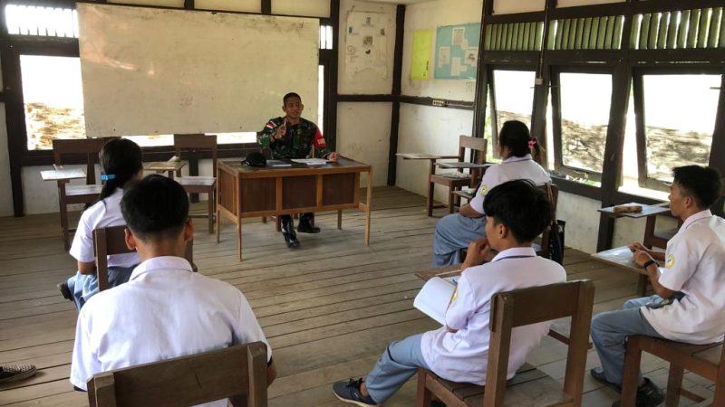 Personel Satgas Pamtas Yonarmed 19/105 Trk Bogani Menjadi Tenaga Didik di SMK Kesehatan Perbatasan