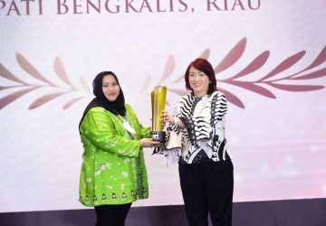 Bupati Bengkalis Kasmarni Terima Penghargaan Kepala Daerah Inspiratif 2022