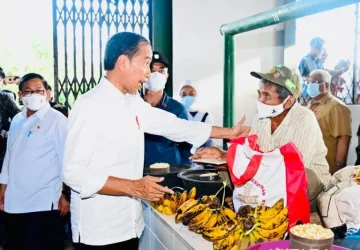 Presiden Bagikan Bantuan Modal Kerja Kepada Pedagang di Buton Selatan