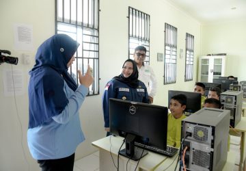 Tingkatkan Sinergi Dua Negara, Bupati Kasmarni Tinjau PT Adei