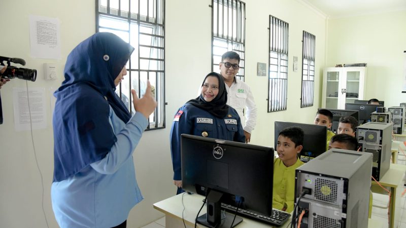 Tingkatkan Sinergi Dua Negara, Bupati Kasmarni Tinjau PT Adei