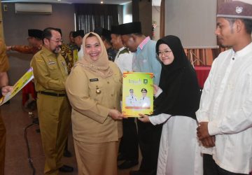 Bupati Bengkalis Kasmarni Serahkan SK Penyuluh Agama