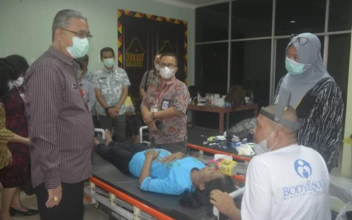 Sekda Kabupaten Nias Samson Zai Tinjau Langsung Operasi Katarak