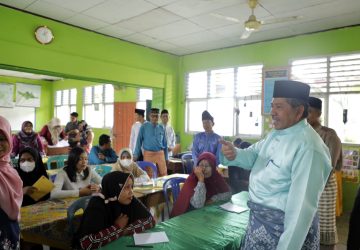 Bujang Kampung Lubuk Dalam Bupati Siak Kunjungi Sanggar Kegiatan Belajar Keaksaraan dan Keseta