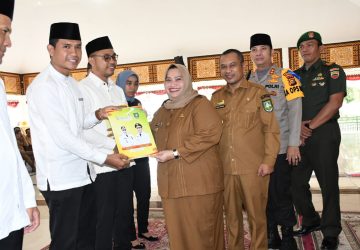 Bupati Bengkalis Kasmarni Serahkan 134 SK Kepada Penyuluh Agama Islam